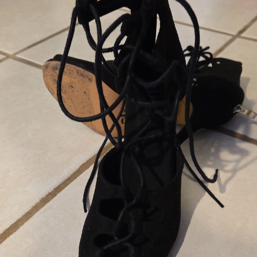 Burju Heels - Picture 3 of 6